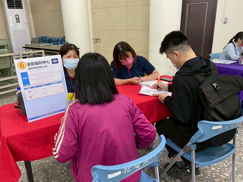 04-廠商人資與求職民眾說明公司福利與工作內容