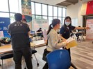 就服員引導求職民眾前往至攤位面試