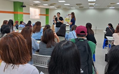 照片說明:至事業單位宣導交通安全