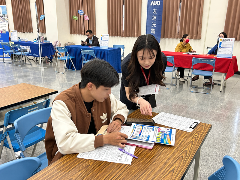 12-現場進行青年就業獎勵金宣導