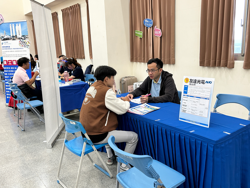17-求職民眾與企業人資面談情形