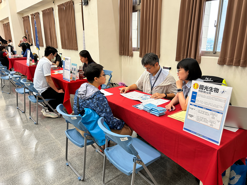 18-公司人資向求職民眾說明薪資福利及工作內容