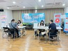 徵才活動廠商與求職者面試