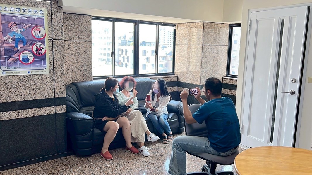 學員分組練習拍攝影片