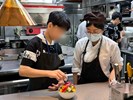 參與職場體驗活動，動手製作餐點，實際體驗內場人員職場環境