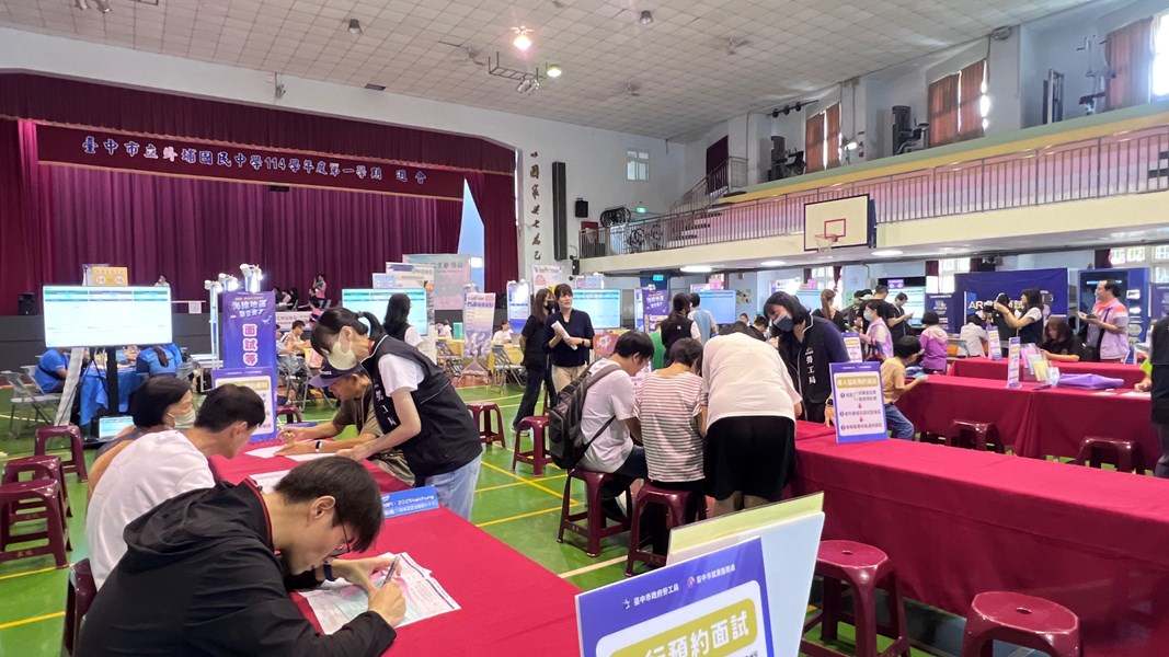 現場求職民眾踴躍參加徵才活動