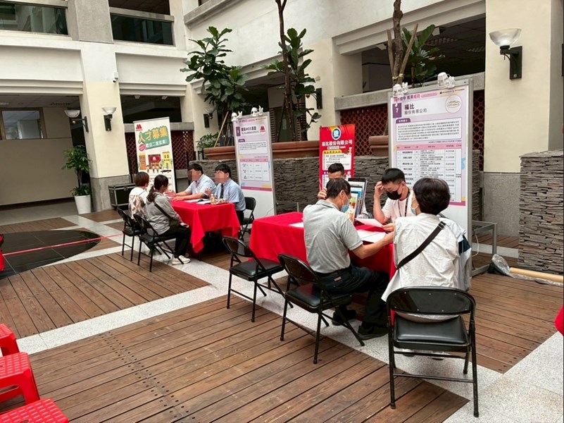 求職民眾積極與廠商面試