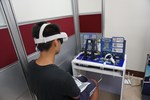 民眾體驗VR了解職場工作環境