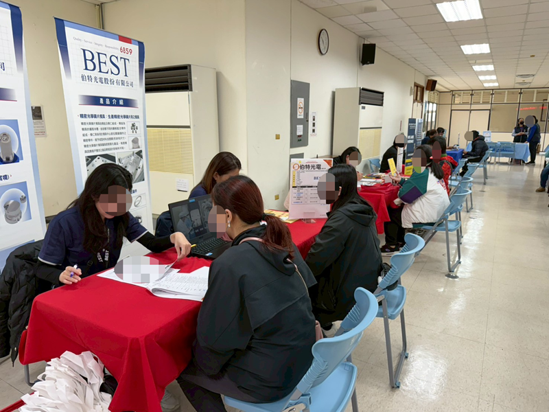 9廠商與求職民眾面試及等候情形