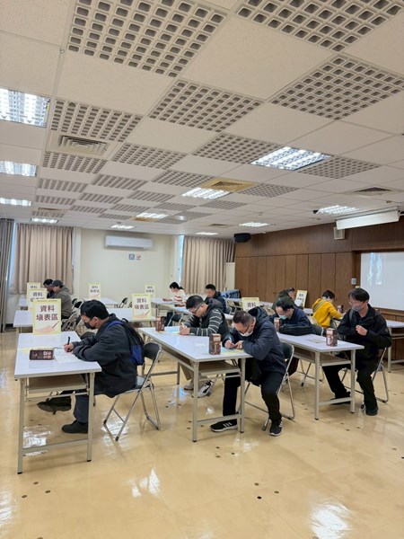 求職民眾填寫履歷前往面試