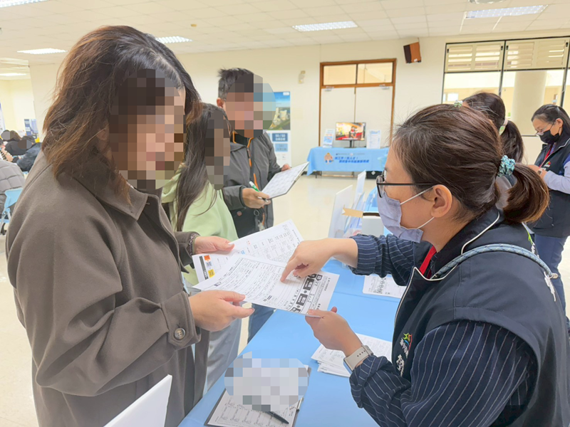 4向求職民眾說明活動流程及職缺內容
