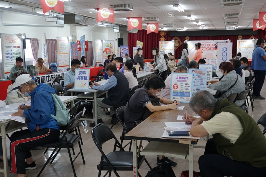 民眾踴躍參加徵才