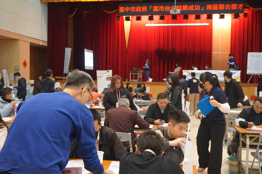 民眾踴躍參加徵才活動