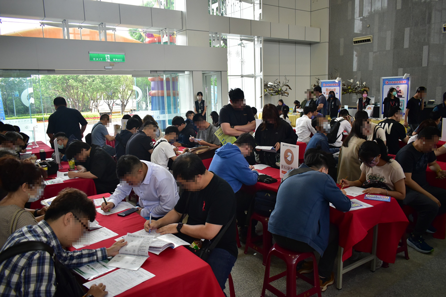 05-活動現場湧入求職人潮