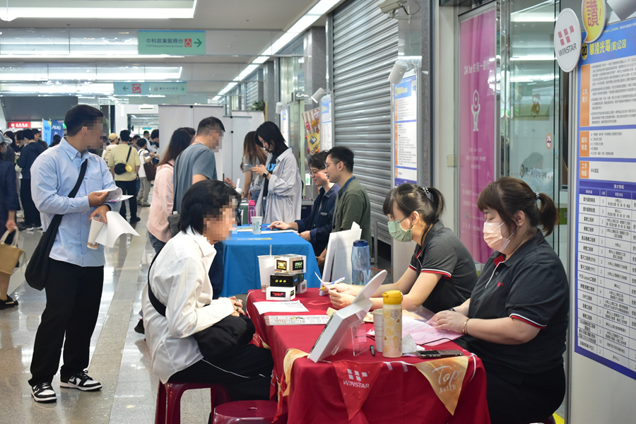 13-活動現場參加面試人潮絡繹不絕