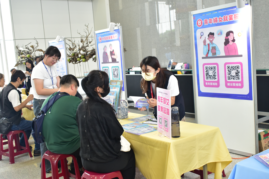 16-活動現場提供青年婦女及中高齡就業詢服務
