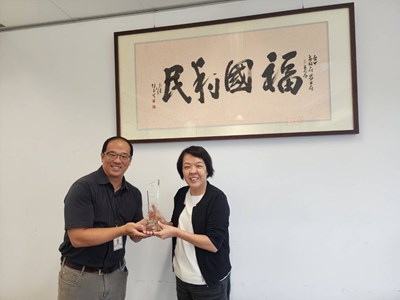 中市勞工局長林淑媛於局務會議公開表揚翁個管員