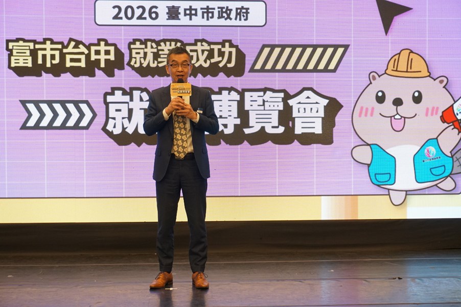 中友百貨公司協理為現場民眾打氣