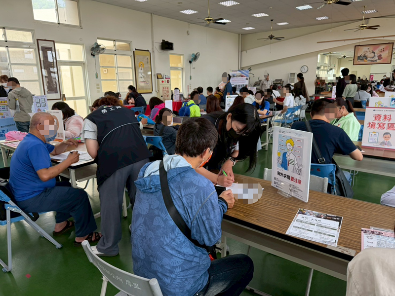 9活動會場湧入人潮及求職民眾填寫情形