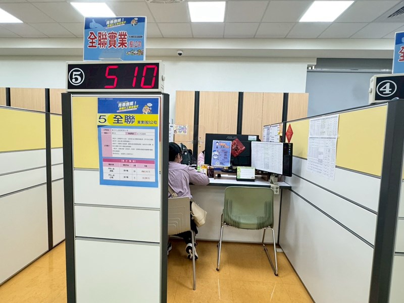 廠商與求職者講解工作