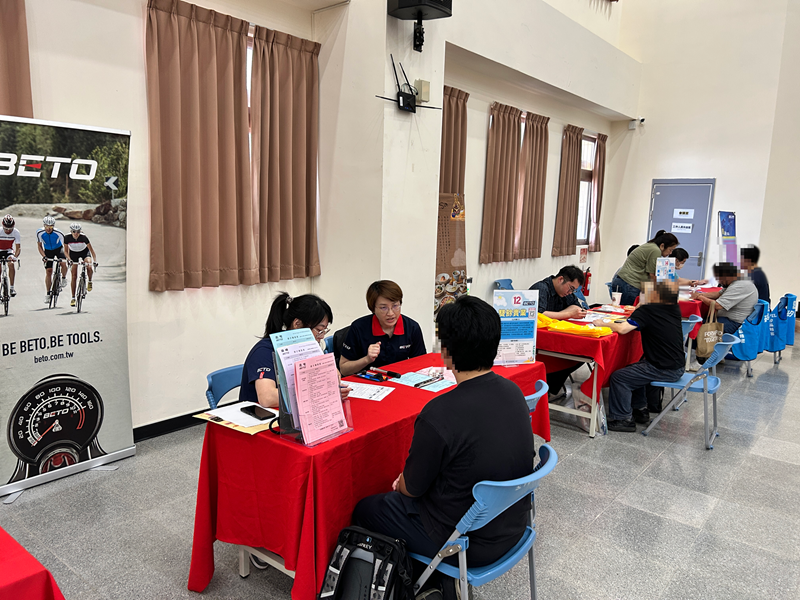 10-求職民眾與設攤廠商面試情形