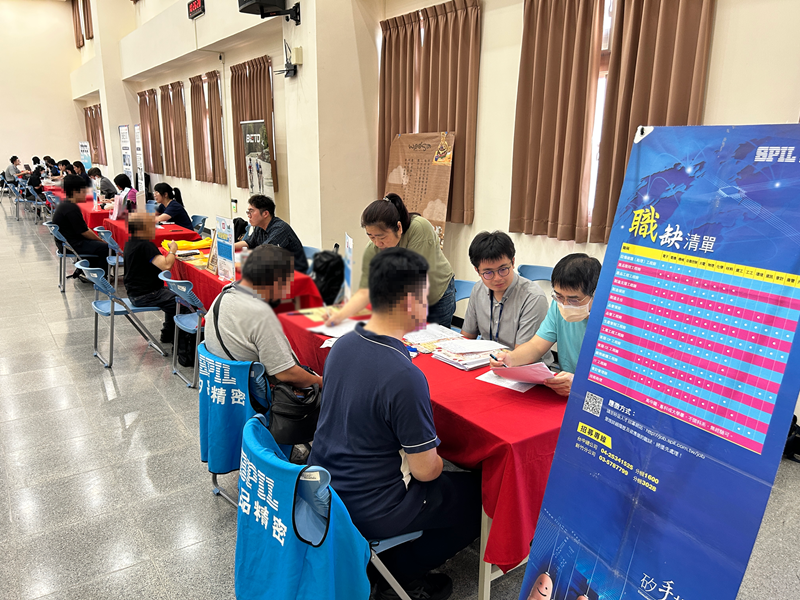 11-活動現場民眾踴躍參加面試