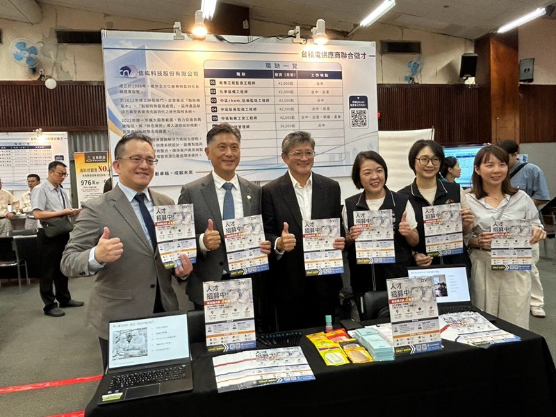 15-台積電資材管理組織郭坤臟副處長、台積電慈善基金會執行長彭冠宇、臺中市政府勞工局局長林淑媛、臺中市就業服務處處長陳靖玟與信紘科技(股)公司合影