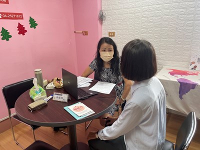 履歷健診-求職者與顧問討論履歷撰寫與未來職涯方向