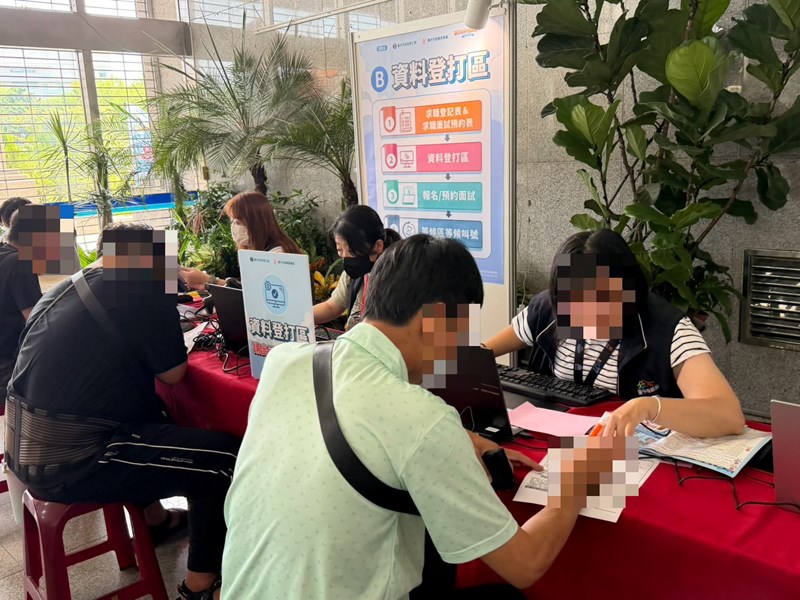 6現場協助求職民眾登打資料至台灣就業通