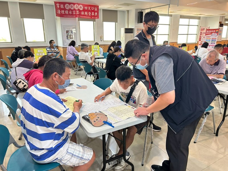 就服員協助求職民眾填寫履歷資料