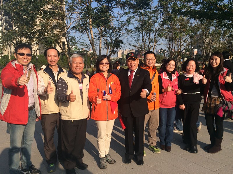 黃局長與民政局蔡局長及工會團體合影