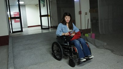 勇敢跨出去 重度肢障美眉成為快樂職場人