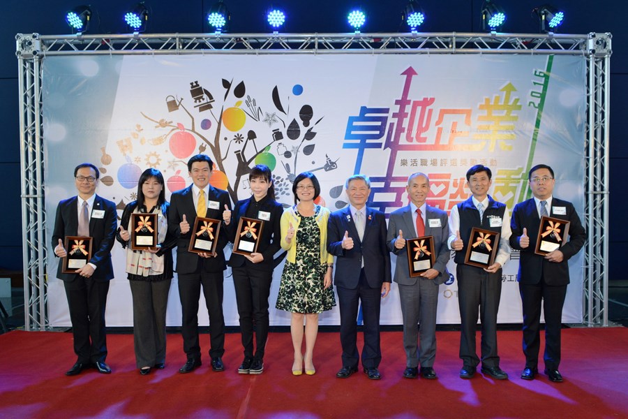 一星-副市長及局長與一星得獎代表合照