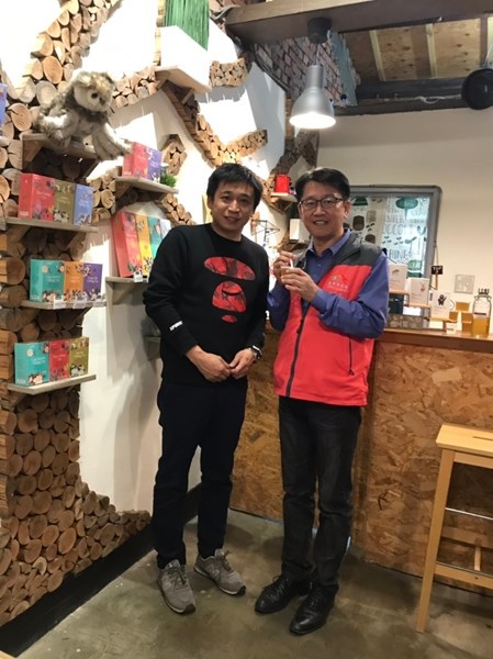 吳局長與光復新村青年合影2