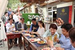 盧市長享用可頌及茶飲並與青年進行交流