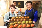 盧市長與勞工局長吳威志體驗可頌製作