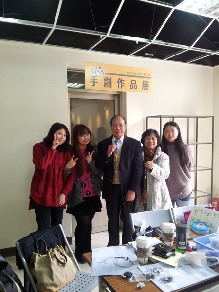 前臺中縣長黃仲生及其夫人蒞臨本市青年勞工夢工場（前縣長官邸）參觀，與手作區職訓老師及本局工作人員合影