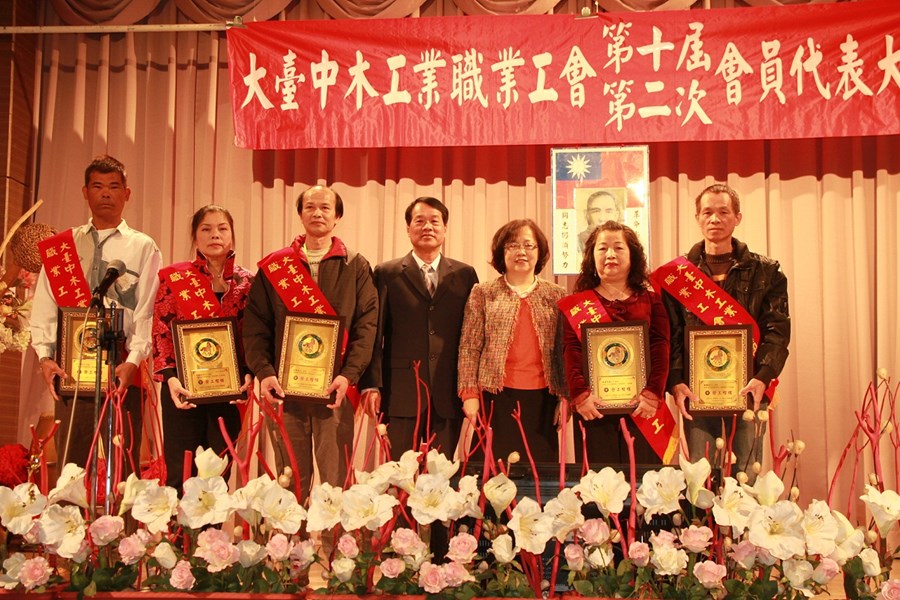 賴局長與得獎人員合影
