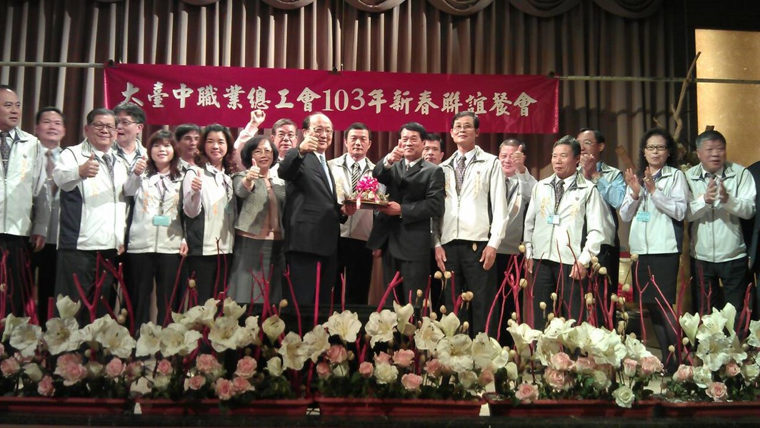 大臺中職業總工會王理事長代表全體理、監事贈送市長粽子祝福市長連任包中