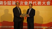 蘇中海理事長致贈粽子祝福市長連任成功