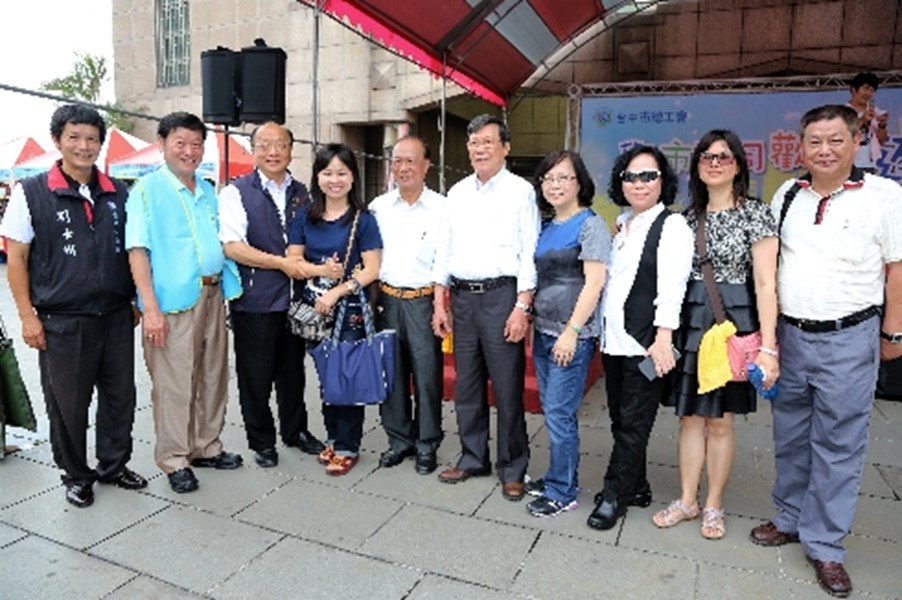 胡市長與議員及參與民眾合照