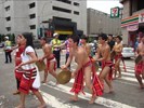 印尼原住民著傳統服飾及樂器同樂踩街