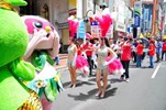 由各國勞工組成遊行隊伍並喬裝踩街