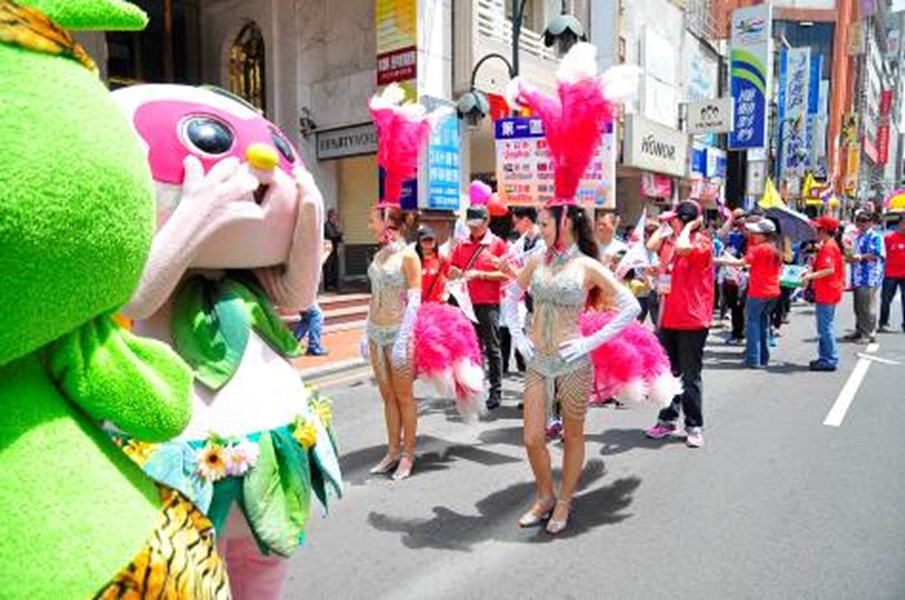 由各國勞工組成遊行隊伍並喬裝踩街