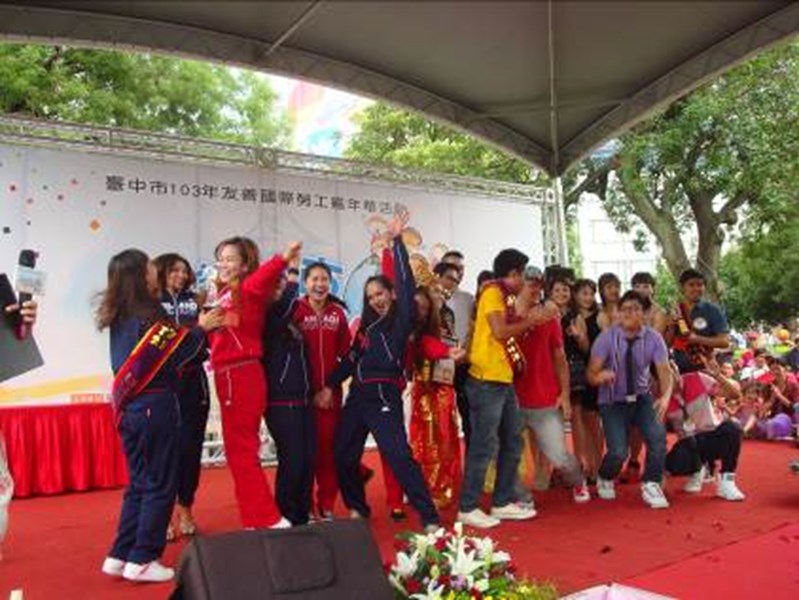 第一、二名獲選隊伍上臺領獎
