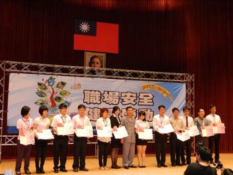 蔡炳坤副市長頒發第三屆職場安全衛生優秀論文獎