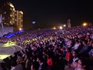 音樂會開場，全場觀眾聚精會神，聆聽著視障樂團演奏（唱）