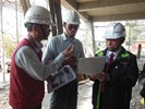 勞工檢查處羅處長、工地主任與張副市長說明工地情況