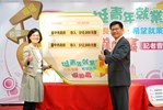 林市長與勞工局黃局長為每位青年存入2萬2千元「穩定就業獎勵金」