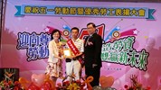 黃局長與優秀勞工合影
